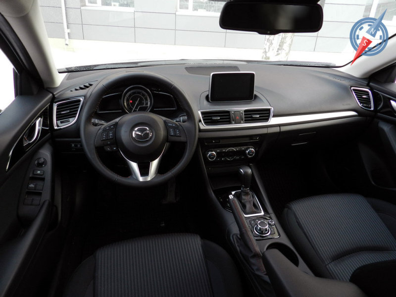 Салон новинки выглядит дорого. Внимание привлекают не только аналогии с немецкими интерьерами, но и высокое качество отделки