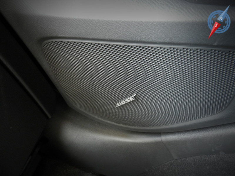 Акустическая система Bose звучит четко и очень громко. Меломанам должно понравиться