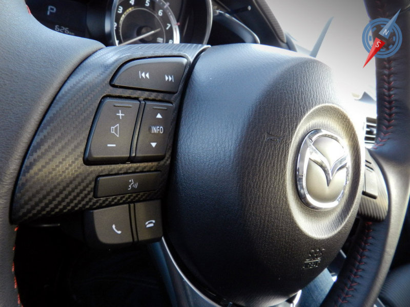 Управлять функциями мультимедийной системы можно также кнопками на руле ...