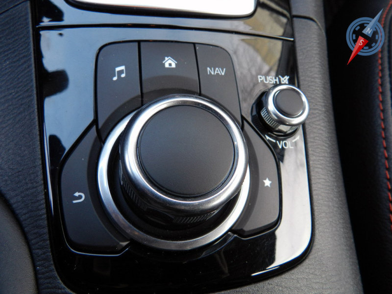 ... или с помощью специальной «шайбы» на центральной консоли