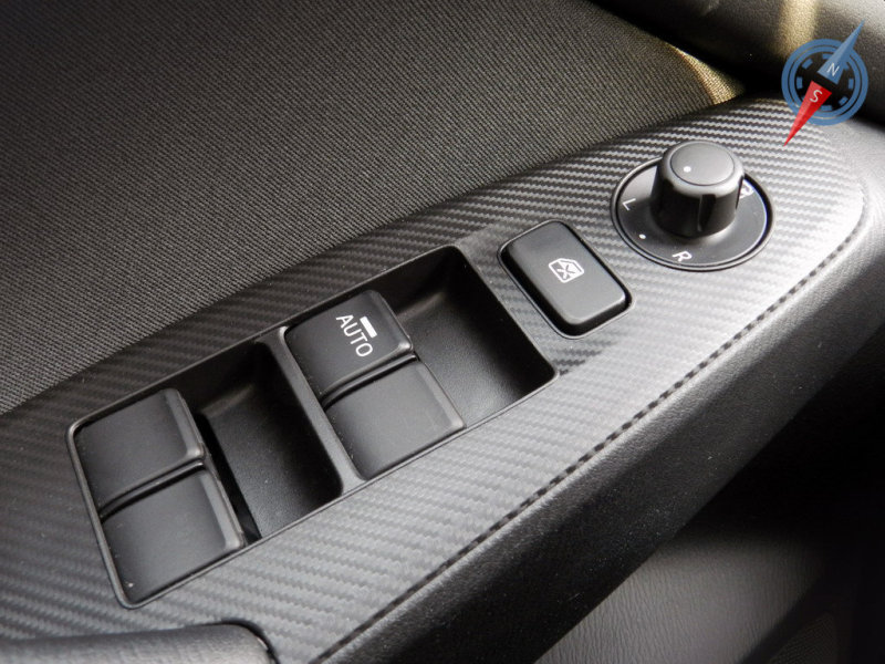 Чтобы сдержать цену автомобиля, производители, видимо, экономили на мелочах. Например, лишили подсветок кнопки стеклоподъемников