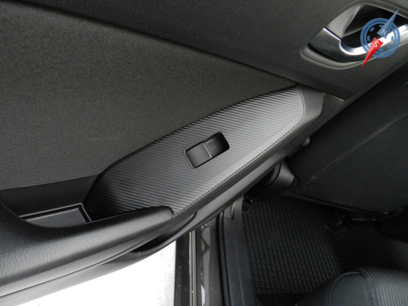 Отделка «под карбон» бросается в глаза. Ее удостоились даже ручки задних дверей