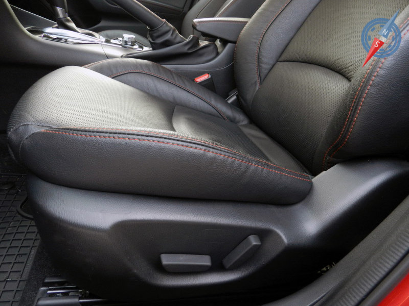 Удивительно, но факт: электропривод кресла водителя, впрочем, как и кожаная обивка, доступны только для хэтчбека