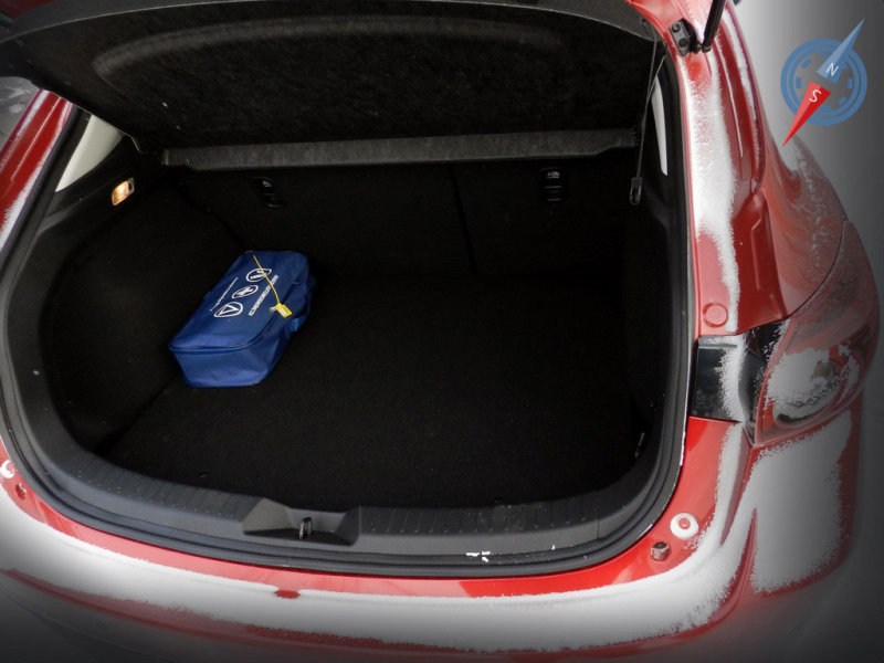 Багажник пятидверной версии простором не блещет, зато его проем довольно широкий