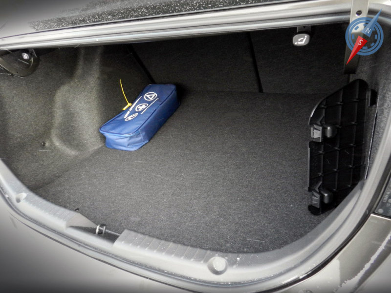 У седана ситуация полностью противоположная - узкий проем отсека и большой внутренний 
объем грузового отсека
