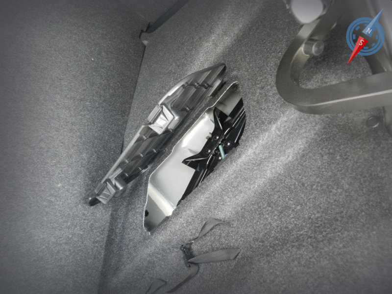 Небольшая мелочь в угоду практичности – домкрат, спрятанный под обшивку