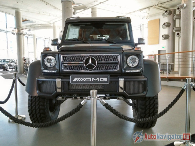 Mercedes-Benz G63 AMG 6x6 – это огромный пикап (длина – 5.87 м, ширина - 2,10 м, высота – 2.3 м, дорожный просвет – 0.46 м), рядом с которым ощущаешь себя карликом… 