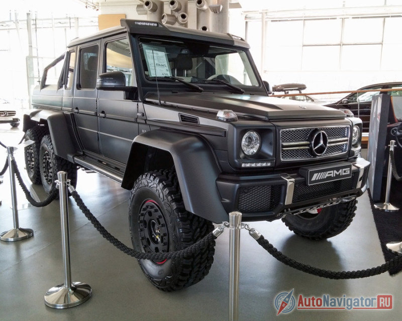 Кузов машины покрыт матовой краской (предлагаются пять цветов), спереди, по бокам и  сзади наличествуют хромированные силовые элементы