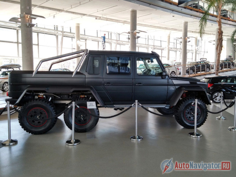 К другим визуальным отличительным особенностям «монстра» относятся козырек с интегрированной рейкой со светодиодными фарами над лобовым стеклом и расширители колесных арок, выполненные из карбона