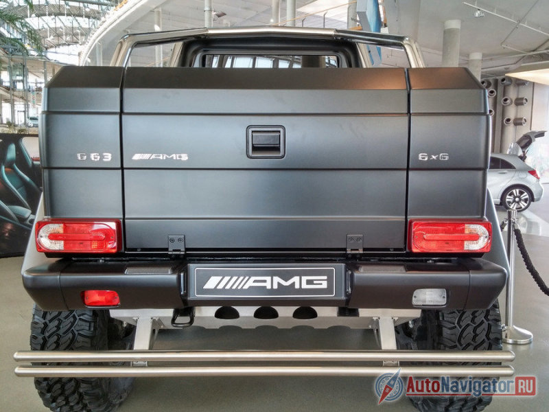 Объемная погрузочная платформа, доступная через заднюю откидную крышку, отделана особенно прочным и устойчивым к внешним воздействиям бамбуком