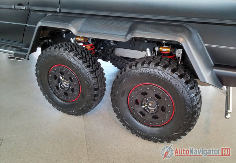 Техническая основа G63 AMG 6x6 потрясает своим совершенством: шесть ведущих колес, понижающий редуктор для движения по бездорожью в раздаточной коробке, портальные мосты, пять блокируемых во время движения дифференциалов, активная система регулирования давления в шинах с возможностью управления во время движения, 37-дюймовые колеса, обутые во внедорожную резину, бэдлоки