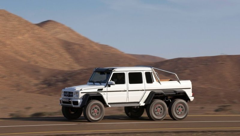 Mercedes-Benz G63 AMG 6x6 – штучный товар и человеку, который его приобретет, будет плевать на расход топлива, отсутствие парковочных места в мегаполисах, цену технического обслуживания и прочие мелочи