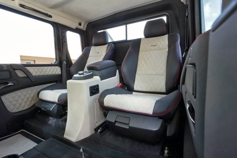 В машине четыре отдельных сиденья (два - спереди, два - сзади) с электрорегулировками, подогревом и вентиляцией, особенная центральная консоль в задней части салона