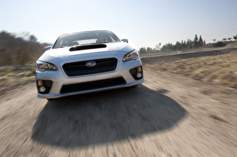 На взгляд анфас, внимание привлекают воздухозаборник на капоте и «фартук» под вырезом фальшрадиатора