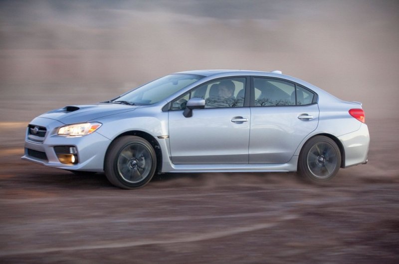 Новый спорт-седан не отличается изяществом, зато динамика оставляет желать немного лучшего