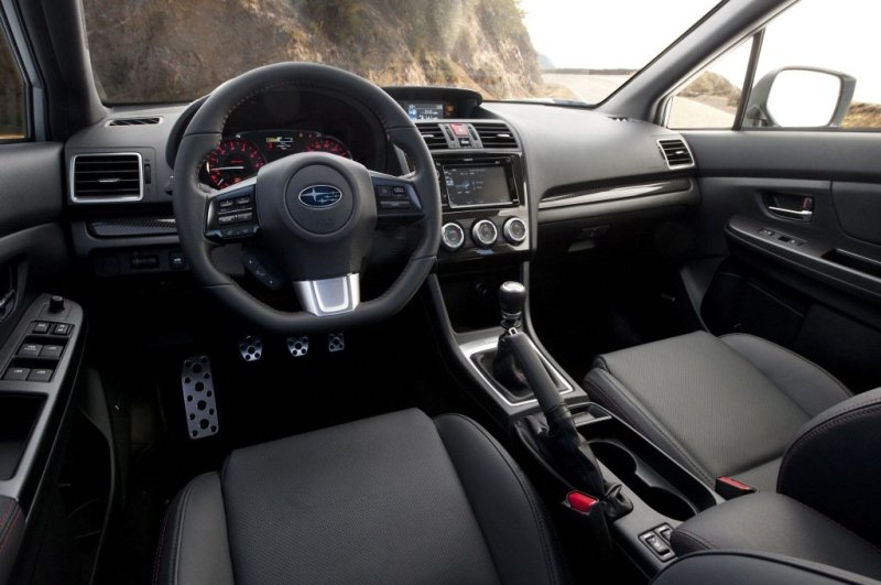 Спорт-«кокпит» с 3-спицевой «баранкой». Перфорированные педали отделаны «под алюминий»