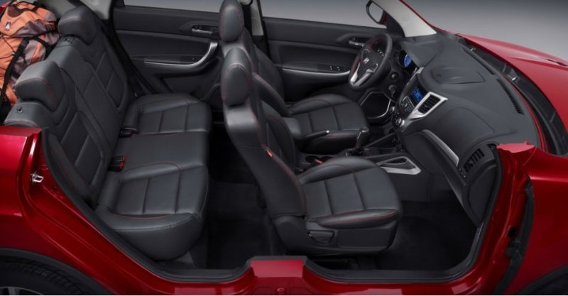 В топе доступен кожаный салон с контрастной прострочкой