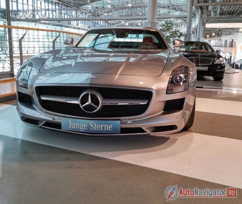 Длинный капот, передняя часть кузова с ярко выраженной стреловидностью и большими воздухозаборными отверстиями, а также низко расположенный и далеко назад сдвинутый пассажирский салон создают ощущение спортивной динамики в духе классических гоночных спорткаров прошлого столетия