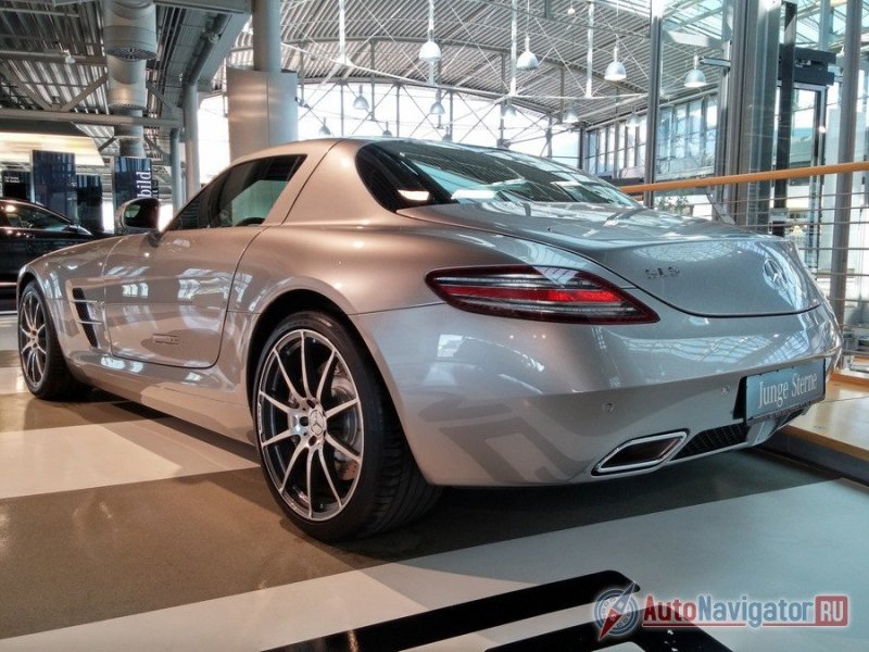 При взгляде сбоку обращаешь внимание на длинную колёсную базу и относительно короткие свесы