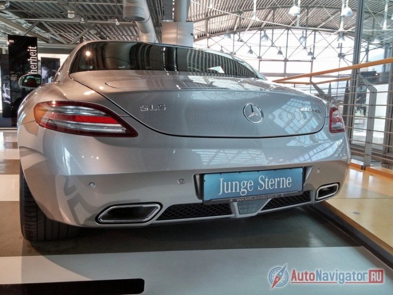 Как и у гоночных авто, светодиодная фара заднего хода и светодиодная задняя противотуманная фара, размещены по центру