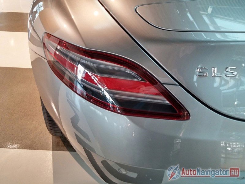 Плоские задние фонари крыловидной формы, выполненные из светодиодов, создают неповторимый «хищный» облик «Стрелы»