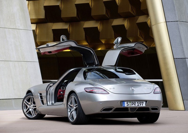 Mercedes-Benz SLS AMG – классический бескомпромиссный заднеприводный спортивный автомобиль, он оснащен 8-цилиндровым 571-сильным мотором объемом 6.3 л.