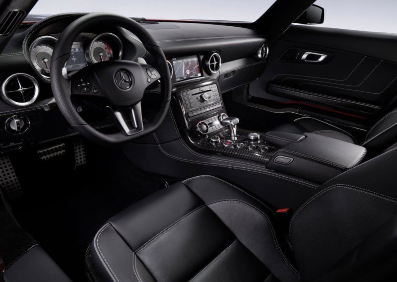 Интерьер впечатляет своей подлинно спортивной функциональностью и характерной для Mercedes-Benz безопасностью
