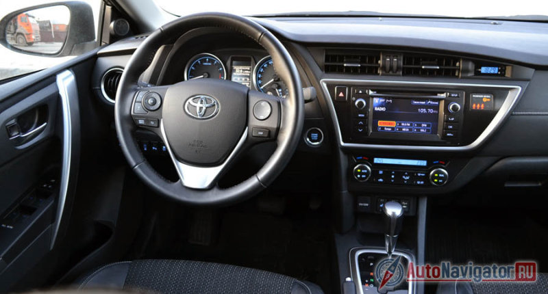 Передняя панель весьма старомодна и тяжеловесна, часы слишком далеко, а навигация как бы должна быть, судя по кнопкам с надписью «MapNav», но карт в ней нет. Кому-то это покажется минусом, но, по-моему, это хорошо, иначе за карты «содрали» бы еще тысяч двадцать, в то время как лицензионные карты Garmin стоят 1800 рублей и обновляются 4 раза в год бесплатно. Да и Яндекс. Карты еще никто не отменял