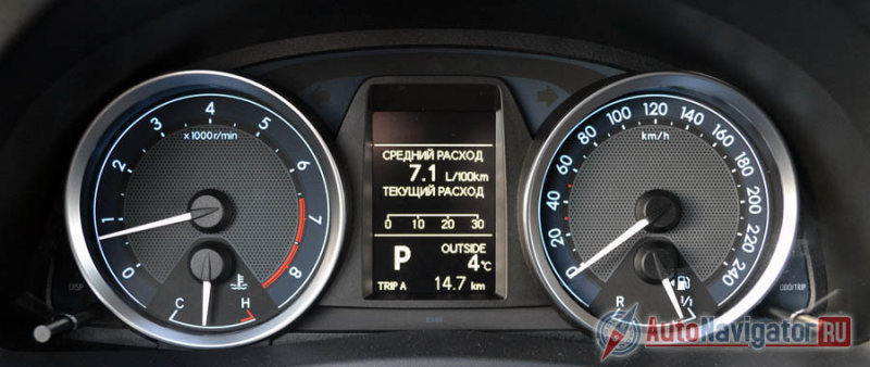 Приборы превосходно читаются, нежно-голубая подсветка мне тоже нравится. Расход топлива за время теста составил 7,1 л/100 км – очень хорошо. По паспорту должно было быть в городе – 7,4 литра на сотню, по трассе и в смешанном режиме – 4,8 и 5,7 соответственно