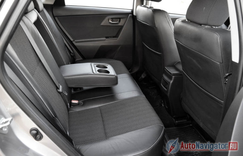 Сзади достаточно много места, но нет отдельных дефлекторов для задних пассажиров, хотя в современном мире в гольф-классе это уже в порядке вещей