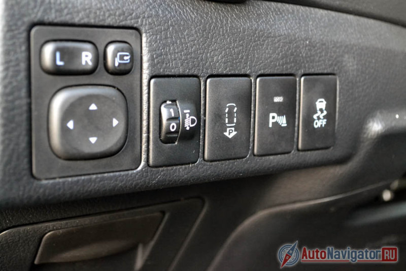 По центру кнопка, активирующая автопарковщик. Парковаться машину он может только параллельно бордюру, зато делает это на высшем уровне. Если места очень мало, то он втиснет машину на свободное место в два захода, причем не нужно, чтобы соседние машины были припаркованы идеально и на одном расстоянии от бордюра