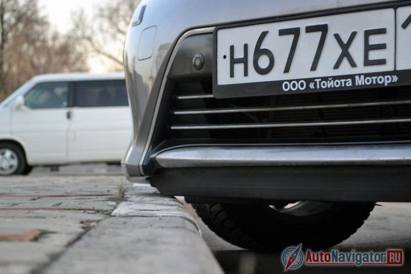 Это стандартный бордюр. До бампера остается еще несколько сантиметров, немного задевает только резиновая «губа» под ним