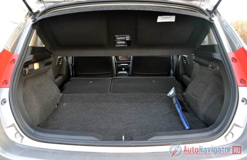 Форма багажного отделения заслуживает всяческих похвал, да и со сложенными сиденьями, пол  будет идеально ровный, без ступенек, наклонов и зазоров, как это часто бывает. Правда, лючка для длинномеров тут нет. Объем багажника в нормальном состоянии  около 360 литров