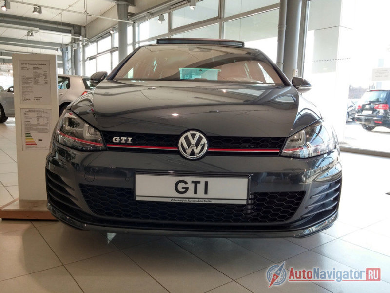 Спортивный характер автомобиля подчеркивают решетка радиатора с традиционным сотовым орнаментом и хромово-красной окантовкой, заходящей в корпуса фар, спортивные бамперы и расширители порогов