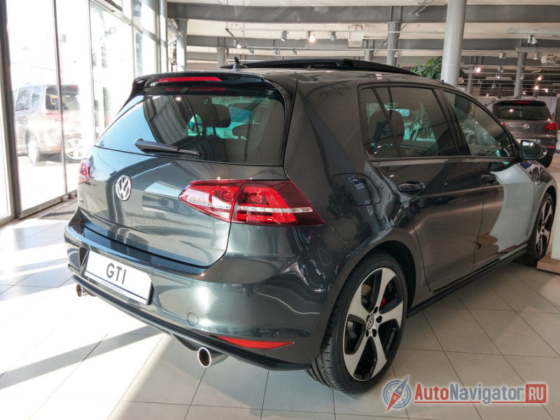 Переднеприводный Volkswagen Golf GTI построен, само собой, на платформе стандартного хэтчбека Golf VII, однако отличается от него и внешне и внутренне