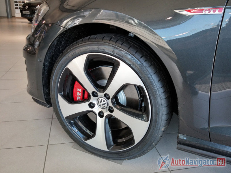 Тормозные суппорты окрашены в красный цвет