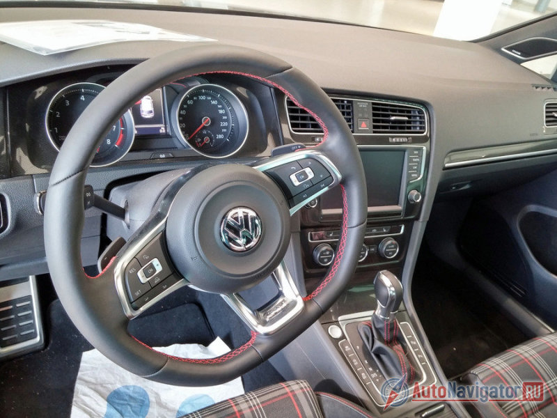 Хромированная отделка деталей, декор «Checkered Black» на передней панели и в обшивках дверей, рычаг коробки передач с кожаной отделкой и контрастной красной прострочкой, накладки на пороги с красной подсветкой – все это делает образ нового GTI законченным