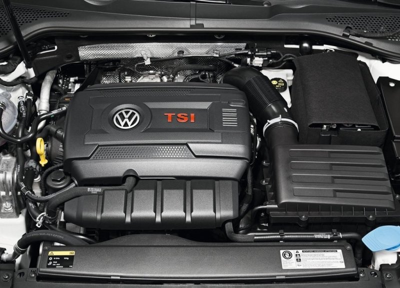 Под капотом «горячего» хэтчбека размещается 2-литровый турбодвигатель  мощностью 220 л.с. С пакетом Performance (в России пока недоступен) мотор выдает 230 «лошадей»