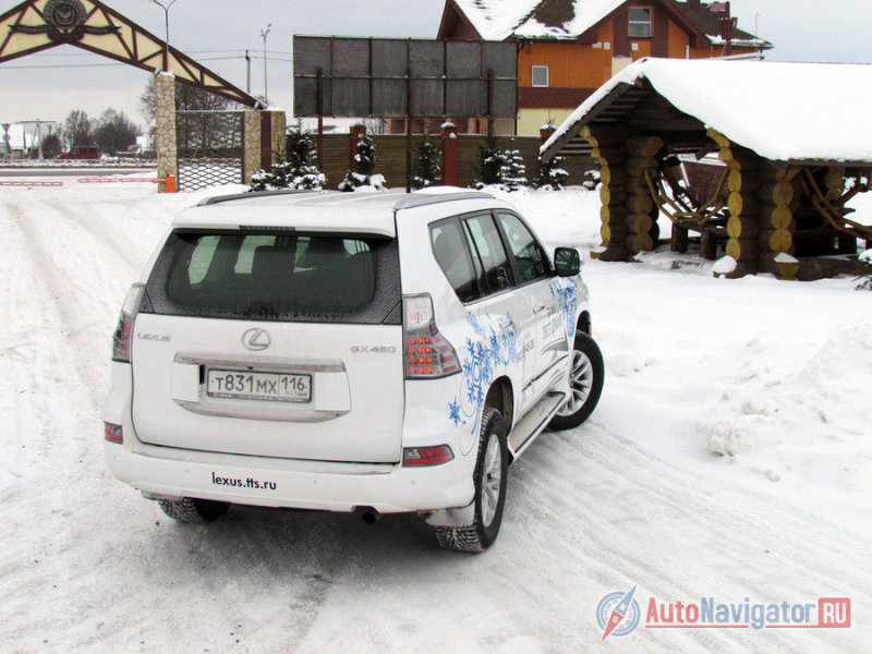 Сзади изменений значительно меньше. Глаз ловит только выполненные из прозрачного стекла задние фонари, заряженные светодиодами. Хотя вроде как изменился еще и бампер