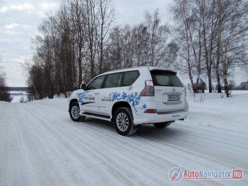 В бессветофорном пространстве ехать на GX460 приятнее, чем в городе. Хотя превышать скорость по-прежнему страшно. Причины те же: руль, тормоза, рама, но добавляется еще высота, усиливающая парусность и повышающая центр тяжести