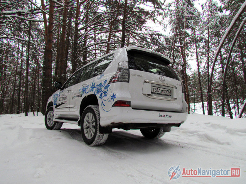 Неразрезной мост и рама оборачивается в безоговорочный плюс вне асфальта.  В дополнение к консервативному железному функционалу Lexus GX460 предлагает еще и солидный инструментарий электронных систем. На горном рельефе жизнь облегчают Hill Descent Control(помощник спуска со склона) и Crawl Control, берущая на себя работу педалями в процессе борьбы с бездорожьем. Интерфейс Multi-Terrain Select в зависимости от выбранного режима (Mud & sand, Loose rock, Mogul или Rock) настраивает отклики на органы управления. Аббревиатура KDDS – это возможность разомкнуть стабилизаторы поперечной устойчивость ради увеличения хода подвески