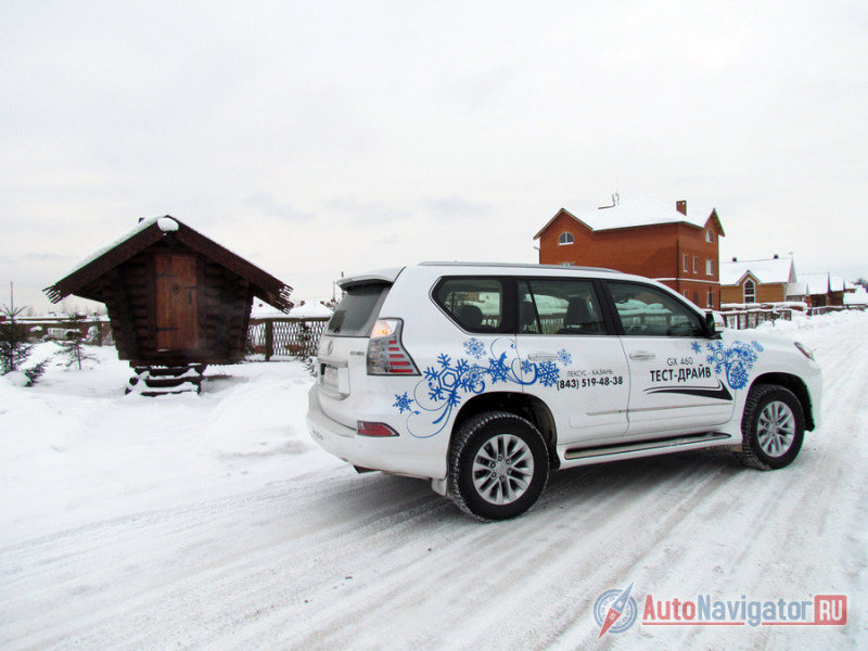 Но как оказалось в резиденцию Баба Яги можно доехать по асфальту. GX460 на фоне избушки на курьих ножках