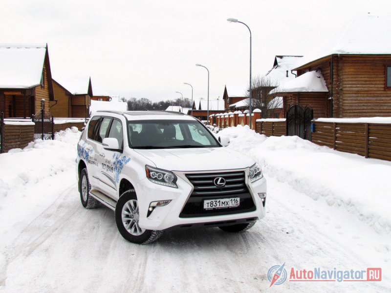 В окружении элитной недвижимости GX460 смотрится гармонично