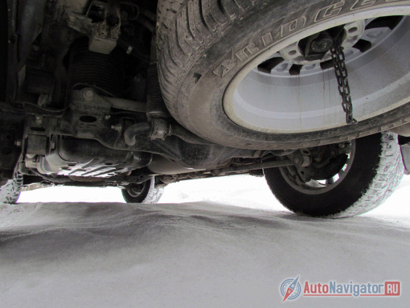 Быстрее 100 км/ч в режиме Sport на ровном асфальте неразрезной задний мост заметно «бьет» в спину. Режим Comfort снижает этот эффект, но добавляет раскачку.
Оптимальнее всего команда Normal, хотя и она не избавляет от особенностей конструкции