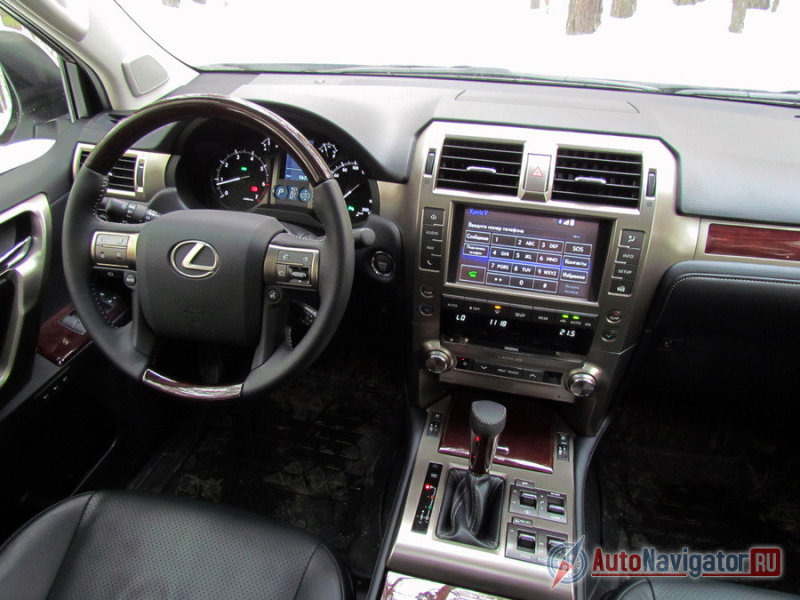 Архитектура панели по-прежнему угловатая с сочетанием разнокачественных и разнофактурных отделочных материалов