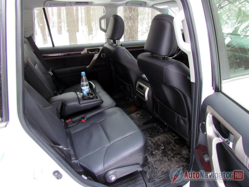 Сзади просторно, что для автомобиля такого размера – норма