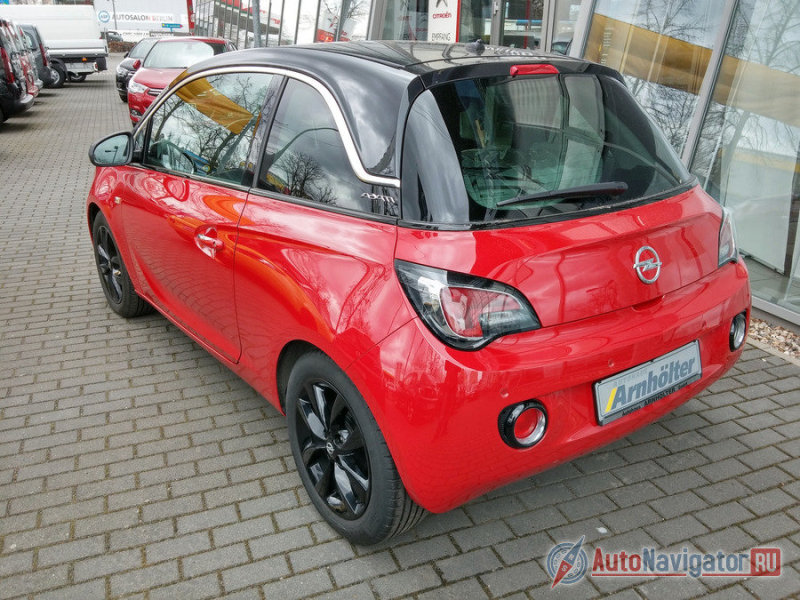 Интересная «плавающая» линия крыши модели Adam имеет хромированную окантовку и визуально не имеет точек соприкосновения с кузовом