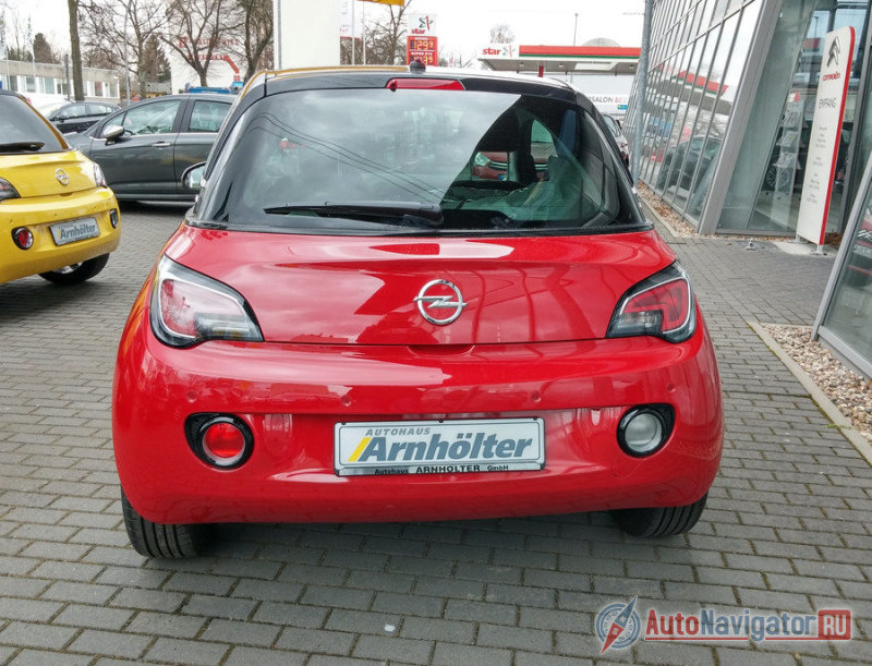 Еще одна особенность: впервые в автомобильном A-сегменте и фары и задние фонари оснащены светодиодами, позволяющими экономить энергию