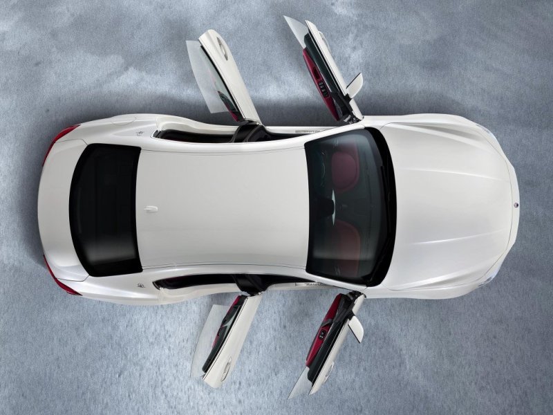 Стекла в изящно профилированных дверях обходятся без рамок