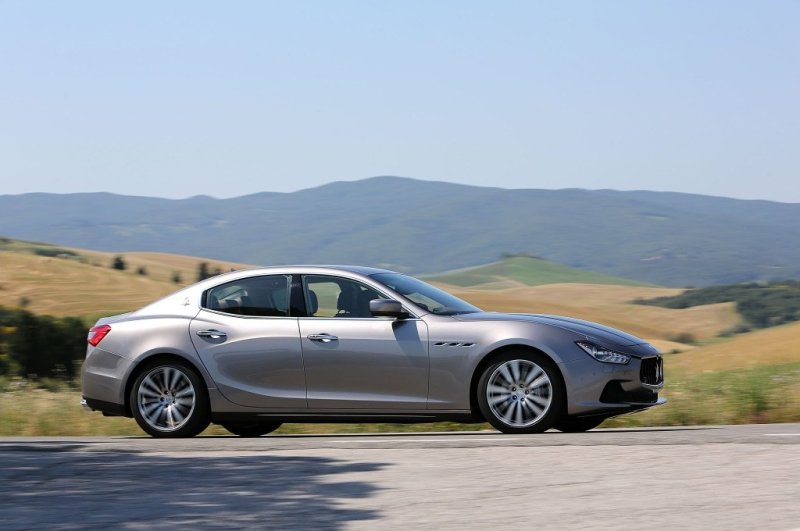 В профиль тот же Quattroporte, во всяком случае - от передка до центральных стоек кузова